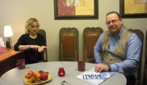 Tõlk Liivi Hollmann näitab, kuidas viibelda sõna «aamen». Eesti Piibliseltsi peasekretär Jaan Bärenson tunnustab kogenud tõlgi tööd. Rita Puidet Tõlk Liivi Hollmann näitab, kuidas viibelda sõna «aamen». Eesti Piibliseltsi peasekretär Jaan Bärenson tunnustab kogenud tõlgi tööd. Rita Puidet