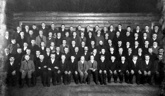 Ajaloolise foto suurendatud koopia Otepää talvekiriku seinal. Ajaloolise foto suurendatud koopia Otepää talvekiriku seinal.