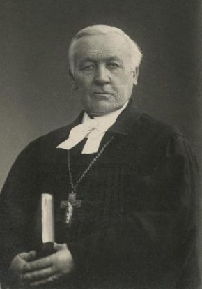 Wilhelm Gottfried Eisenschmidt, Tartu Peetri koguduse esimene, seda 53 aastat teeninud õpetaja. On sängitatud Raadi kalmistule. Arhiiv