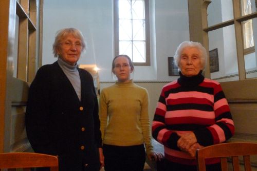 Aino Hein, Helena Väljan ja Õie Kuperjanov näitavad tänutundega juba seda natukest osa kiriku eesruumides, mis Tartu Peetris värskema ilme on saanud. Mari Paenurm  