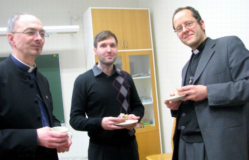 Praost Jaan Tammsalu ja Martin Helme Kaarli kogudusest uurisid õpetaja Ove Sandri käest, kuidas täpselt Nõmme Toidutare töötab. Tiiu Pikkur