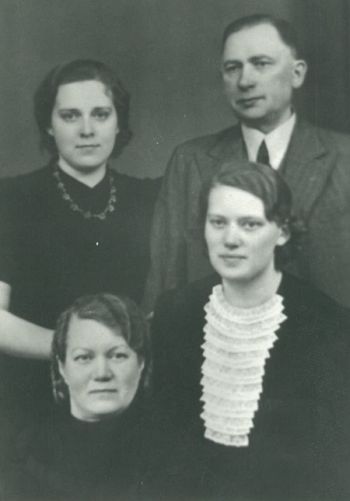 Perekond Kikerpill 1935. a: ees ema Hedvig ja Senta, taga õde Rita ja isa Peeter. Erakogu