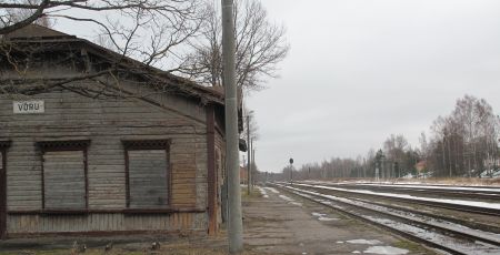 Võru raudteejaam: siit alustasid 11 päeva väldanud Siberi-teekonda Võrumaalt pärit 460 perekonda. Kui esimene märtsiküüditamise ešelon läks teele Tapa raudteejaamast 26. märtsil, siis viimane alustas teekonda Võru raudteejaamast 29. märtsil.  Liina Raudvassar    