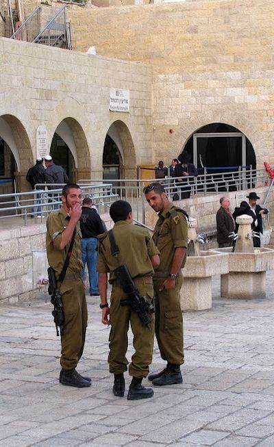 Nutumüüri juures Jeruusalemmas hoiavad korda Iisraeli relvastatud sõdurid.