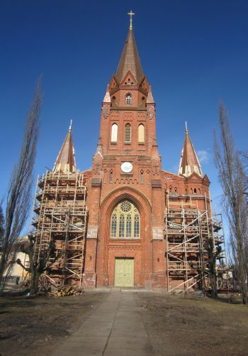 Praegu on Tartu Peetri kiriku esine harjumatult avatud, pakkudes hoonele suurepärase vaate. Peatselt võime aga rõõmustada uue haljastuse üle. Rita Puidet 