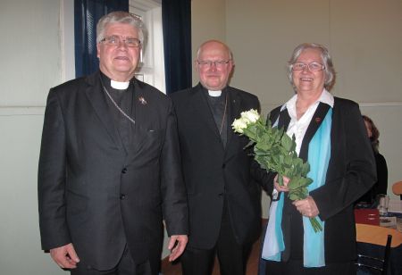 Praost Tiit Salumäe (keskel) ütles tänusõnu Tooni ja Ants Leedjärvele ustava teenistuse eest. Sirje Semm