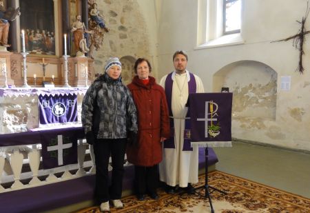 Leerilaste Eha Rageli (vasakul) ja Tiiu Jaska nobedate näppude all valmisid Palamuse kirikusse uued tekstiilid. Sobivad mustrid otsis välja õpetaja Jaan Nuga. Jaan Nuga