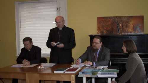 Eesti Piibliseltsi üldkogul mõeldi möödunud aastal tehtule ja seati plaani käesolevaks. Sõna võtab seltsi esimees Tiit Salumäe, tema vasakul käel peasekretär Jaan Bärenson.Maarit Bärenson Eesti Piibliseltsi üldkogul mõeldi möödunud aastal tehtule ja seati plaani käesolevaks. Sõna võtab seltsi esimees Tiit Salumäe, tema vasakul käel peasekretär Jaan Bärenson.Maarit Bärenson