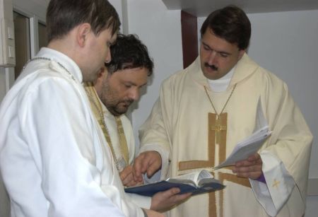 Pühakirja loevad (paremalt) piiskop Vsevolod Lõtkin, pastor Ivan Tšernišev ja diakon Sergei Kirjušatov. Arhiiv Pühakirja loevad (paremalt) piiskop Vsevolod Lõtkin, pastor Ivan Tšernišev ja diakon Sergei Kirjušatov. Arhiiv