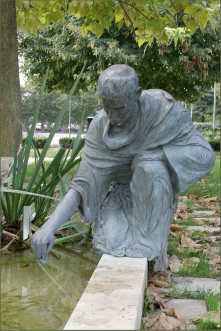 Franciscuse kuju kloostri ees Assisis. Tekst ja foto: Tiiu Hermat Franciscuse kuju kloostri ees Assisis. Tekst ja foto: Tiiu Hermat