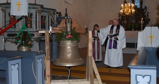 Ristija Johannese pühapäeval pühitses assessor Tiit Salumäe Järva-Jaani kirikus kellad. Koguduse arhiiv Ristija Johannese pühapäeval pühitses assessor Tiit Salumäe Järva-Jaani kirikus kellad. Koguduse arhiiv