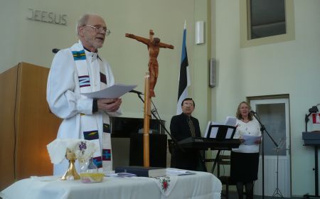Jumalateenistusel Sauel teenisid Juha Väliaho (vasakult), Vasili Mihailov ja Anu Väliaho. Anu ja Juha Väliaho sõbrakiri 1/2012