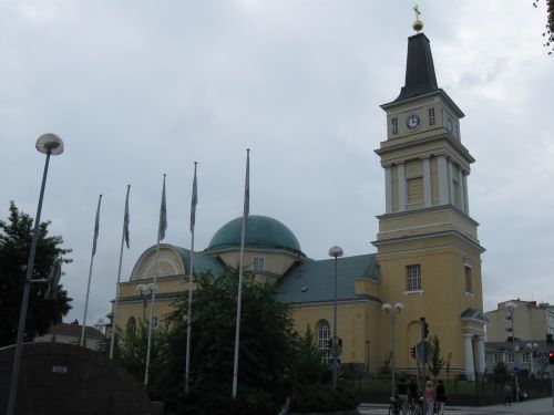 Oulu toomkirik. Oulu koguduste liitu kuulub neli kogudust. Koguduste liidul on 300 töötajat, kellest 59 on vaimulikud. Kaido Soom Oulu toomkirik. Oulu koguduste liitu kuulub neli kogudust. Koguduste liidul on 300 töötajat, kellest 59 on vaimulikud. Kaido Soom