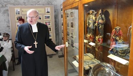 praost Tiit Salumäe vitriini ees, kus on eksponeeritud huvitavad kirikuvarad, mida laiem avalikkus pole varem näinud. Arvo Tarmula, Lääne Elu praost Tiit Salumäe vitriini ees, kus on eksponeeritud huvitavad kirikuvarad, mida laiem avalikkus pole varem näinud. Arvo Tarmula, Lääne Elu