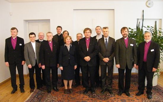 Riia kohtumisel kõneldi nii eri kirikute arengust kui ühisosast: Daugavpilsi piiskop Einārs Alpe (vasakult); tõlk; assessor Tiit Salumäe; peapiiskop Andres Põder; kantsler Urmas Viilma; Soome luterlikust kirikust dr Risto Cantell; LMLi Euroopa osakonna referent Eva-Sibylle Vogel-Mfato; Ingeri piiskop Aarre Kuukauppi; LMLi asepresident ja Ungari kiriku piiskop Tamás Fabiny; Leedu piiskop Mindaugas Sabutis; LMLi peasekretär Martin Junge; Läti peapiiskop Jānis Vanags; Liepāja piiskop Pāvils Brūvers. Läti kiriku kodulehekülg Riia kohtumisel kõneldi nii eri kirikute arengust kui ühisosast: Daugavpilsi piiskop Einārs Alpe (vasakult); tõlk; assessor Tiit Salumäe; peapiiskop Andres Põder; kantsler Urmas Viilma; Soome luterlikust kirikust dr Risto Cantell; LMLi Euroopa osakonna referent Eva-Sibylle Vogel-Mfato; Ingeri piiskop Aarre Kuukauppi; LMLi asepresident ja Ungari kiriku piiskop Tamás Fabiny; Leedu piiskop Mindaugas Sabutis; LMLi peasekretär Martin Junge; Läti peapiiskop Jānis Vanags; Liepāja piiskop Pāvils Brūvers. Läti kiriku kodulehekülg