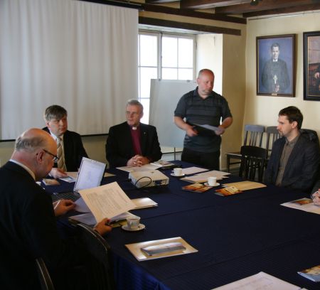 Tiit Salumäe (vasakult), Siim Valmar Kiisler, Andres Põder, Ilmo Au ja Rasmus Pedanik ühiskomisjoni koosolekul. Arho Tuhkru Tiit Salumäe (vasakult), Siim Valmar Kiisler, Andres Põder, Ilmo Au ja Rasmus Pedanik ühiskomisjoni koosolekul. Arho Tuhkru