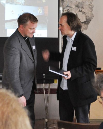 Rene Reinsoo (vasakul) oli konverentsile kuulama tulnud Alexander Eckerti ettekannet Kihelkonna kiriku Steini oreli dokumentatsioonist.  Regina Klee 
