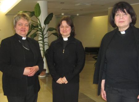 Õpetajad Reet Eru (vasakult) ja Katrin-Helena Melder ning diakon Imbi Arro.
Liina Raudvassar Õpetajad Reet Eru (vasakult) ja Katrin-Helena Melder ning diakon Imbi Arro.
Liina Raudvassar