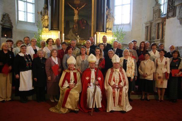 Tallinna toomkiriku altari ette kogunesid pärast tänujumalateenistust ühispildile EELK piiskopid ja autasustatud. Arho Tuhkru