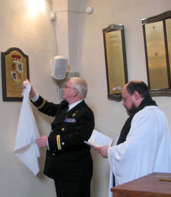 Püha Vaimu kiriku seinal olevalt admiral Rosslyn Erskine Wemyssile pühendatud mälestustahvlilt  eemaldas katte heraldik Priit Herodes, mälestustahvli õnnistas õp Gustav Piir.Tiiu Pikkur