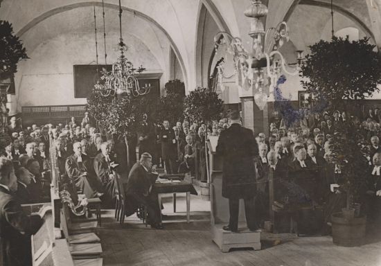 1934. a septembris toimunud erakorraline kirikupäev. Kõnepuldis on ametisse pühitsetud piiskop Hugo Bernhard Rahamägi.  Konsistooriumi arhiiv
