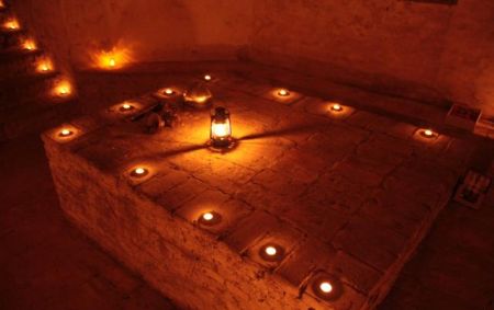 Kirikute ööl põlevad küünlad avatud pühakodade juures, oodates ja kutsudes. Internet Kirikute ööl põlevad küünlad avatud pühakodade juures, oodates ja kutsudes. Internet