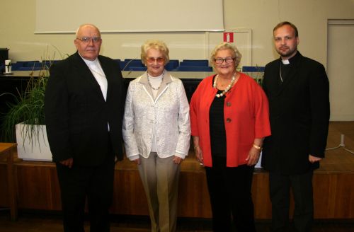 Helju Salumets ja Helgi Sooaru said oma autasu kätte 26. mail Tallinnas toimunud Vigastatud Sõjameeste Ühingu aastakoosolekul. Pildil koos piiskop Einar Soone ja Tallinna praostkonna abipraosti Arho Tuhkruga. Erakogu Helju Salumets ja Helgi Sooaru said oma autasu kätte 26. mail Tallinnas toimunud Vigastatud Sõjameeste Ühingu aastakoosolekul. Pildil koos piiskop Einar Soone ja Tallinna praostkonna abipraosti Arho Tuhkruga. Erakogu