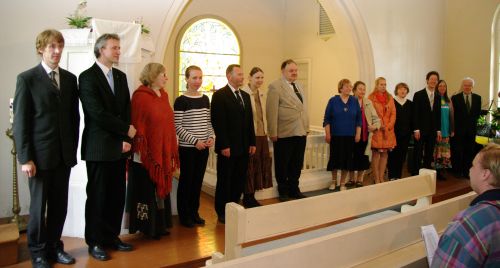 Peo lõpuks kutsuti altari ette laulupäeva korraldajad – neliteist inimest. Peo lõpuks kutsuti altari ette laulupäeva korraldajad – neliteist inimest.