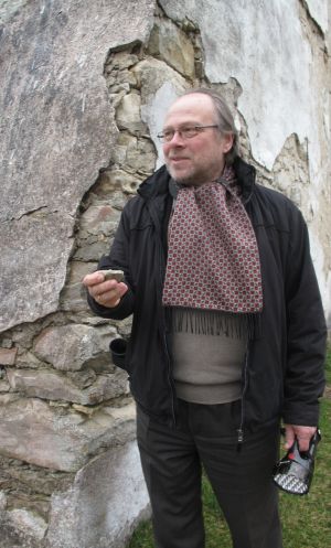 Tõnis Padu valvas Ridala kiriku katuse remondi järele. Liina Raudvassar Tõnis Padu valvas Ridala kiriku katuse remondi järele. Liina Raudvassar