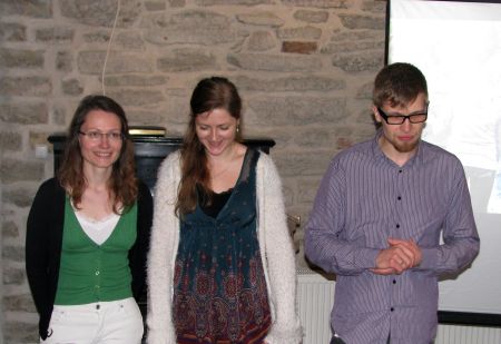 Noored vabatahtlikud (vasakult) Maria ja Johanna Vahermägi ning Leevi Pedaru rääkisid vaimustunult laagrikogemustest.
Tiiu Pikkur Noored vabatahtlikud (vasakult) Maria ja Johanna Vahermägi ning Leevi Pedaru rääkisid vaimustunult laagrikogemustest.
Tiiu Pikkur