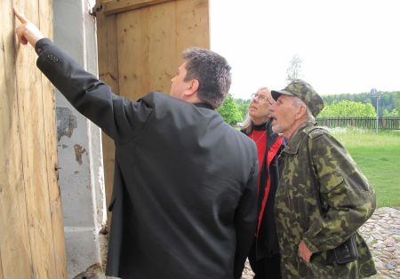 Mait Mölder (vasakul) tutvustab ajaloolisi kirjutisi kirikuuksel. Liina Raudvassar Mait Mölder (vasakul) tutvustab ajaloolisi kirjutisi kirikuuksel. Liina Raudvassar