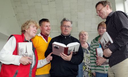 Töörühma viimane koosolek ja raamatu imetlemine: Lembe Allik (vasakult), Hermann Kalmus, Heiki Raudla, Ada Nõmmküla, Ulvi Praks ja Jaak Pihlak.
Pilistvere kogudus Töörühma viimane koosolek ja raamatu imetlemine: Lembe Allik (vasakult), Hermann Kalmus, Heiki Raudla, Ada Nõmmküla, Ulvi Praks ja Jaak Pihlak.
Pilistvere kogudus