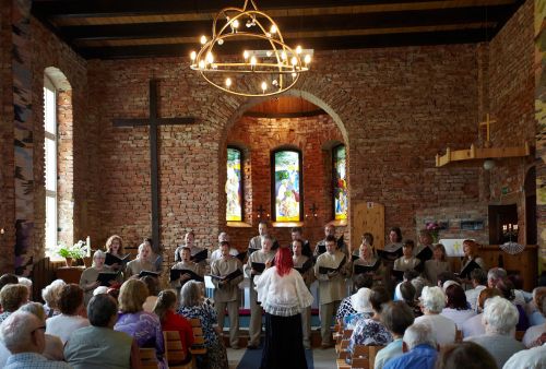 Segakoor Hilaro laulmas hubases ja koduses ehedate telliskiviseintega pühakojas, kus kaltsuvaibad seinte kaunistusena kõrgustest alla voogavad.
Erakogu Segakoor Hilaro laulmas hubases ja koduses ehedate telliskiviseintega pühakojas, kus kaltsuvaibad seinte kaunistusena kõrgustest alla voogavad.
Erakogu