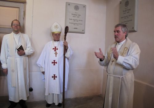 Rapla kirikus avati mälestustahvel kauaaegsele õpetajale Evald Saagile. Pildil Ove Sander (vasakult), Andres Põder ja Mihkel Kukk. Rapla kirikus avati mälestustahvel kauaaegsele õpetajale Evald Saagile. Pildil Ove Sander (vasakult), Andres Põder ja Mihkel Kukk.
