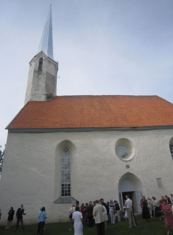 Väike-Maarja kirik paistab oma uue tornikiivriga taas kaugele ja kutsub inimesi Jumala juurde.
Rita Puidet Väike-Maarja kirik paistab oma uue tornikiivriga taas kaugele ja kutsub inimesi Jumala juurde.
Rita Puidet