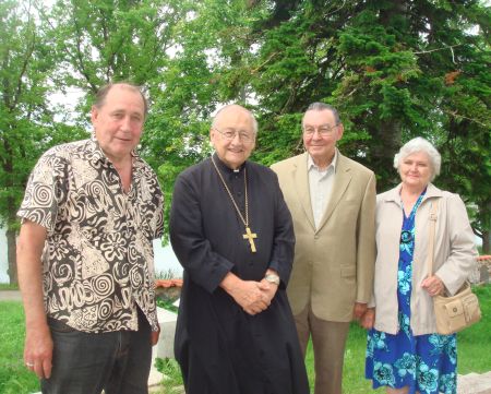 Kambja kirikusse olid jumalateenistusele ja Thomas Vaga jutlust kuulama tulnud tema ammused sõbrad, kellega koos pilt sai tehtud. Vasakult: Chicago koguduse õpetaja Elmar Pähna (1908–1991) poeg Hillar elab juba paarkümmend aastat taas Eestis ja peab Pranglis talu, Thomas Vaga, Los Angelese koguduse juhatuse esimees Heino Nurmberg koos abikaasa Maiega olid Eestis külaskäigul.
Sirje Semm Kambja kirikusse olid jumalateenistusele ja Thomas Vaga jutlust kuulama tulnud tema ammused sõbrad, kellega koos pilt sai tehtud. Vasakult: Chicago koguduse õpetaja Elmar Pähna (1908–1991) poeg Hillar elab juba paarkümmend aastat taas Eestis ja peab Pranglis talu, Thomas Vaga, Los Angelese koguduse juhatuse esimees Heino Nurmberg koos abikaasa Maiega olid Eestis külaskäigul.
Sirje Semm