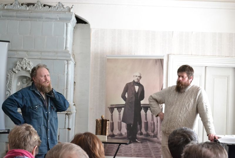 Eduard Ahrensi konverentsi emotsionaalseima osa moodustas Aivar Simsoni ja Paul Männi ajalooline ülevaade ja mõtisklus Ahrensi monumendi saamisloo teemal. Toomas Mäeväli