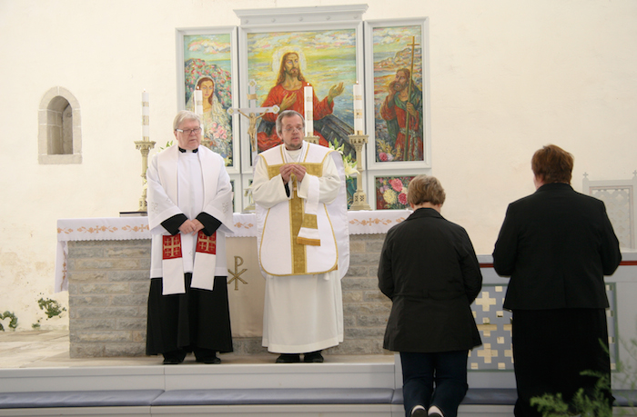 Märjamaa kiriku altarimaalil seisab Jeesuse paremal käel neitsilik Maarja, valged liiliad süles. Armulauda jagavad Illimar Toomet (paremal) ja Tapio Hiltunen.
Kalju Kiisler